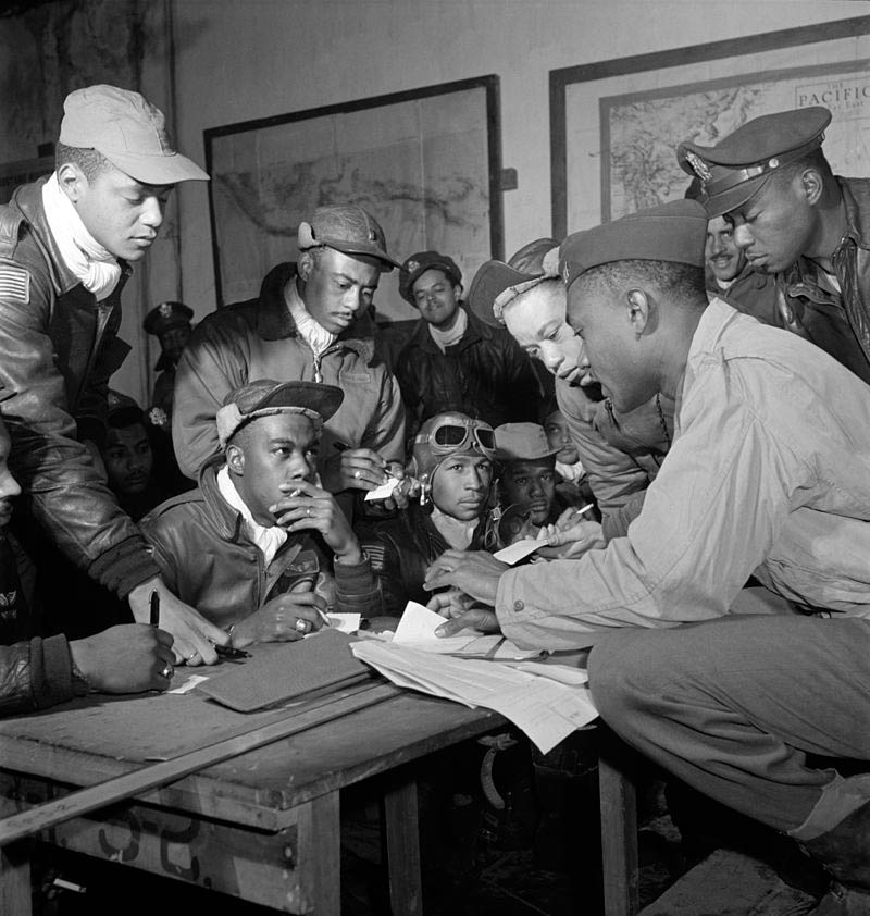 800px-Tuskegee_airmen_2